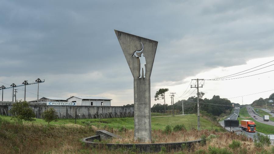 Monumento projetado por Oscar Niemeyer em homenagem a Antônio Tavares, no terreno da Postepar, em Campo Largo (PR) - Theo Marques/UOL