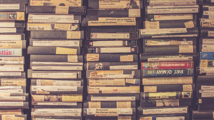 Pilhas de fita VHS - Chris Lawton/Unsplash