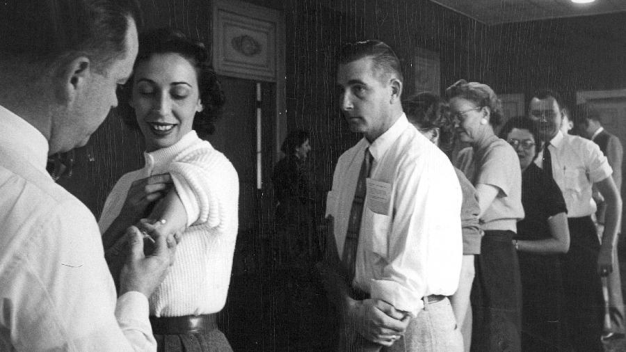 Funcionários do jornal Denver Post tomam vacina contra a gripe asiática em novembro de 1957 - Getty Images
