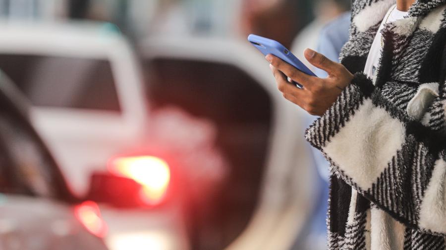 Passageiro pede carro no celular no aeroporto de Congonhas, zona sul de SP - Rafaela Araújo/Folhapress