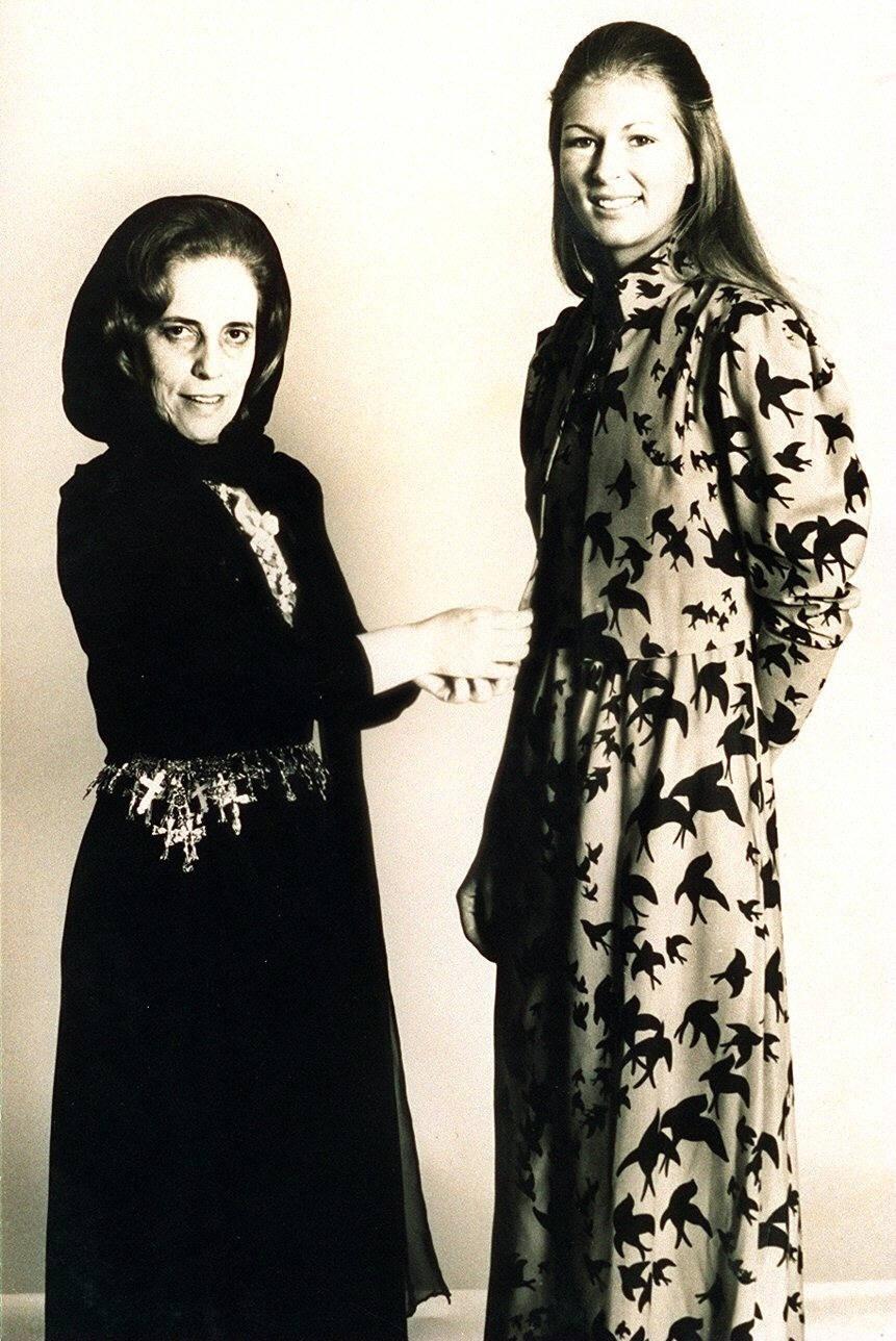 A estilista Zuzu Angel [esq.] e a modelo Kathy Lindsay, durante desfile em Nova York, em 1971 - Folhapress