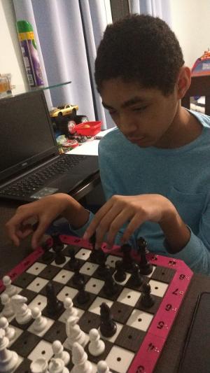 Cego cria grupo para ensinar xadrez a distância para deficientes