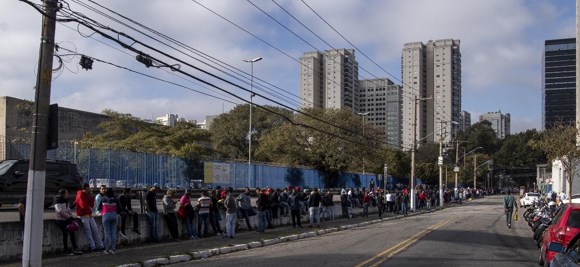 Quantidade de pessoas obriga a formação de fila duplicada em frente ao Fórum Criminal Barra Funda, na zona oeste de São Paulo: muitos chegaram de madrugada para pegar atendimento de manhã - Gsé Silva/UOL