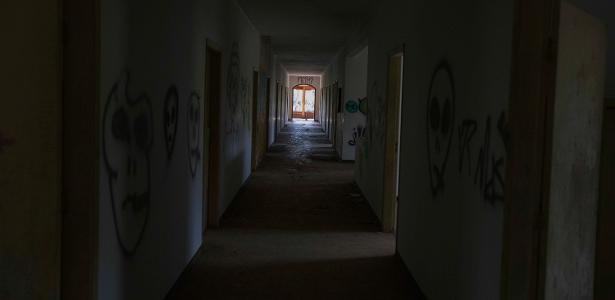 Corredor de sanatório abandonado da época em que Campos do Jordão era centro de tratamento para tuberculosos