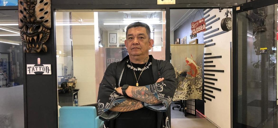 Natural de Bragança Paulista, Massao Nissiuti se tornou um mestre da tradicional técnica de tatuagem japonesa "tebori", que quer dizer "inscrever à mão" - Gilberto Yoshinaga/UOL