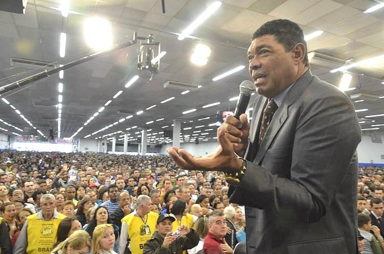 Valdemiro Santiago em culto na Mundial do Poder de Deus