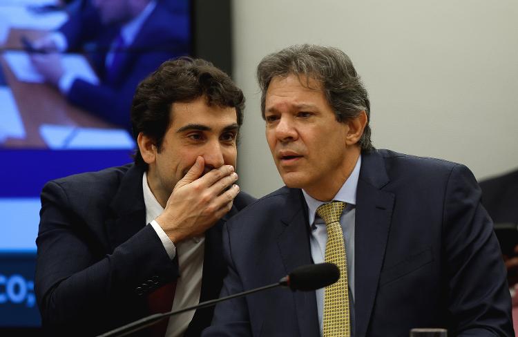 17.mai.2023 - O ministro da Fazenda, Fernando Haddad, acompanhado de Gabriel Galípolo, participa de audiência pública conjunta das Comissões de Desenvolvimento Econômico, Finanças e Fiscalização da Câmara dos Deputados