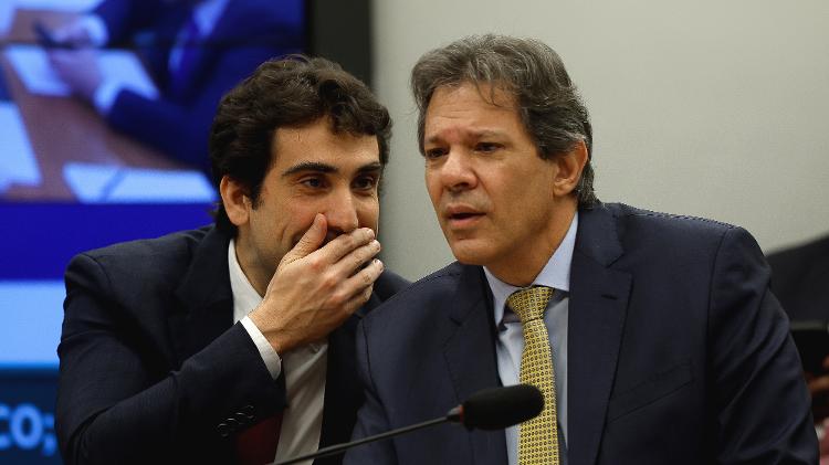 Gabriel Galípolo conversa com Haddad durante audiência pública Gabriel Galípolo conversa com Haddad durante audiência pública