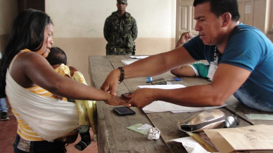 Indígena do Vale do Javari (AM) vota, nas eleições de 2014 - Ester Maia/Funai