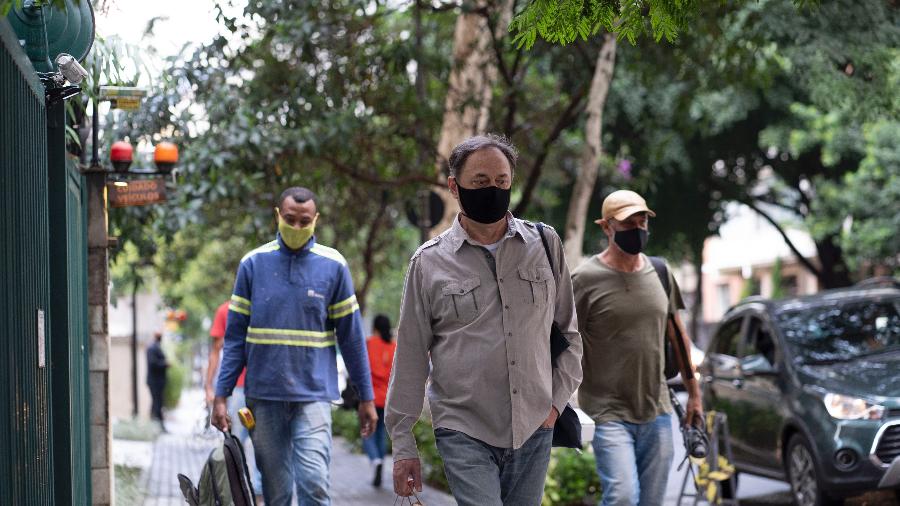 Homens andam com máscara em rua do bairro de Higienópolis, centro de São Paulo - André Porto/UOL