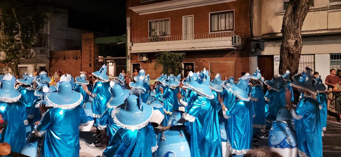 Desfile dos tambores da comparsa R. D. T. Playa Pascual, em Montevidéu - Ana Carla Bermúdez/UOL