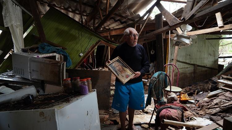 Daltro Dias de Andrade, morador da ilha da Pintada, em Porto Alegre, perdeu a casa com as chuvas do fim de agosto