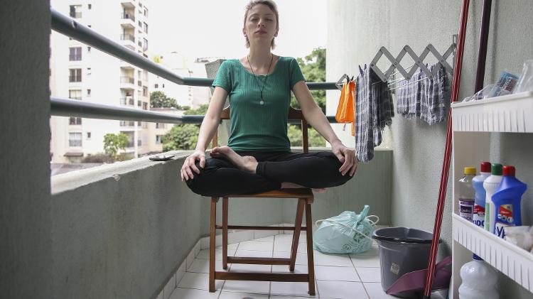 Meditação e yoga feito em casa: home office também acentua o individualismo - Gabriela Burdmann/UOL - Gabriela Burdmann/UOL