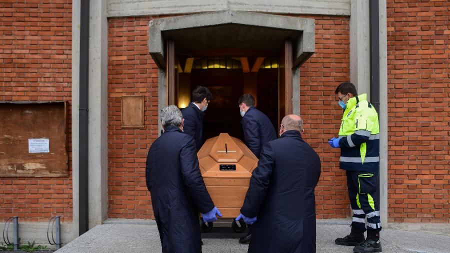 Caixões na igreja San Giuseppe in Seriate, próxima a Bérgamo - Piero Cruciatti/AFP (26.3.2020)