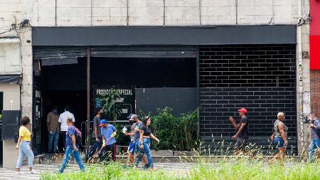 William passa o dia na Praça da República e na frente do Cine Paris, no Centro de São Paulo: "Vim hoje pela necessidade" - Ricardo Matsukawa / UOL - Ricardo Matsukawa / UOL