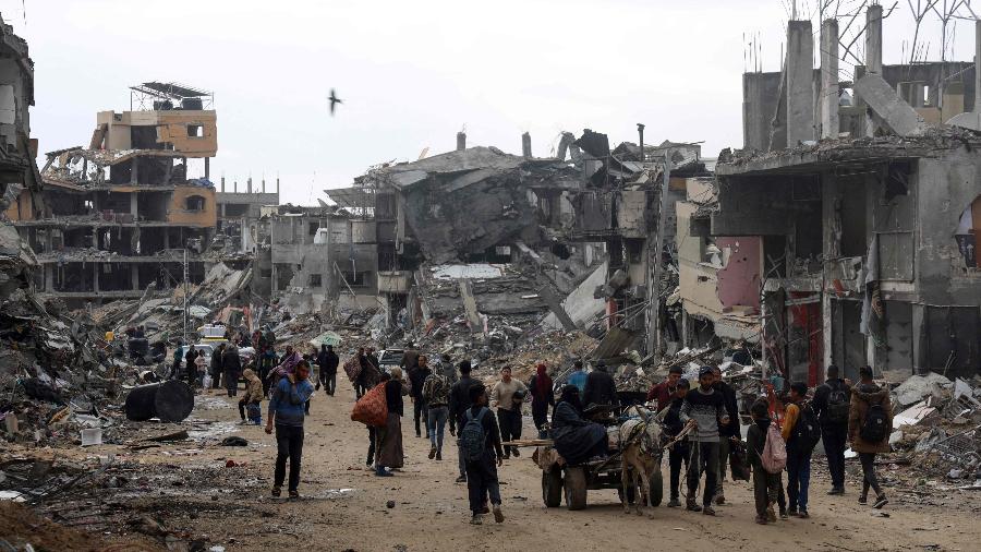 9.abr.2024 - Palestinos carregam pertences enquanto fogem de Khan Yunis, no sul da Faixa de Gaza
