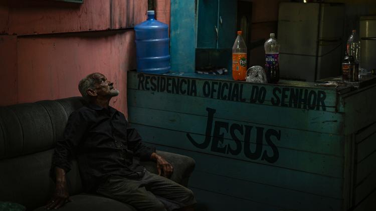 Amaro Tibúrcio, o homem que vive isolado numa ilha e se autodenomina o 'Tarzan pernambucano' - Rafael Bandeira/UOL - Rafael Bandeira/UOL