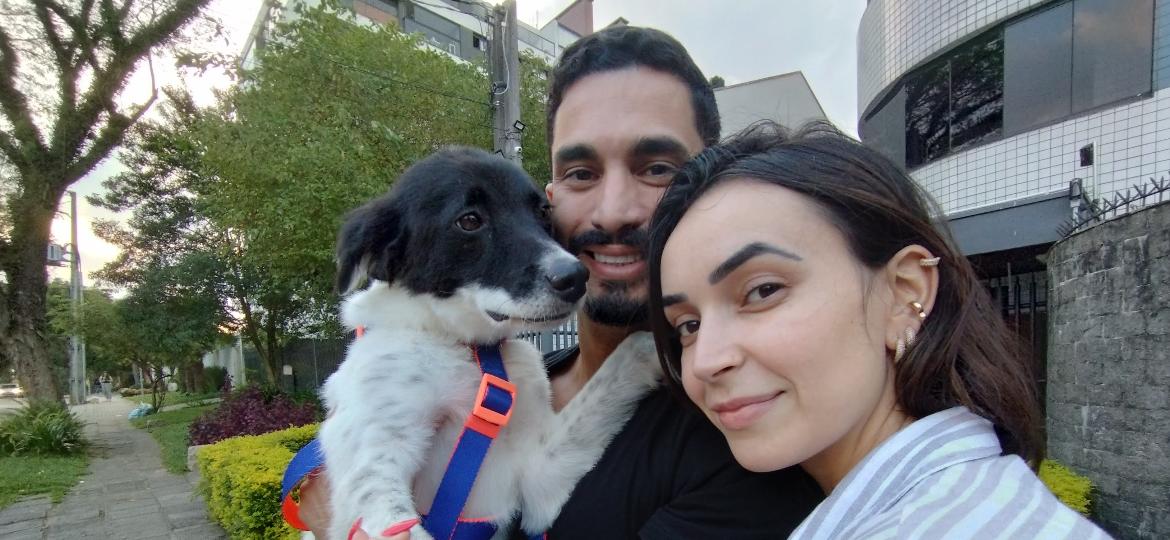 Rafaela Zattera, 30, e João Henrique Carvalho, 34, com o cachorro Oreo, em Curitiba - Vinicius Konchinski/UOL