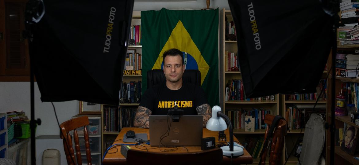 Leonel Radde em sua casa, no estúdio localizado no sotão onde grava seus vídeos para as mídias sociais - Tiago Coelho/UOL