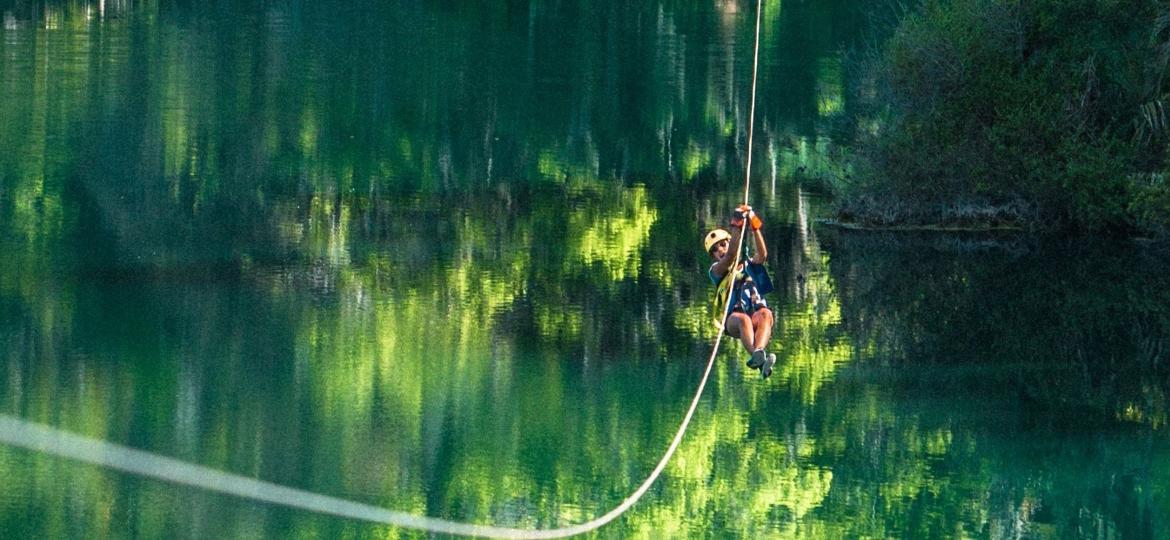 Uma das tirolesas passa bem perto do lago Lost Spring -- de tão cristalina, a água reflete o verde exuberante das árvores dos desfiladeiros de Ocala, na Flórida (EUA) - Visit Florida/Divulgação