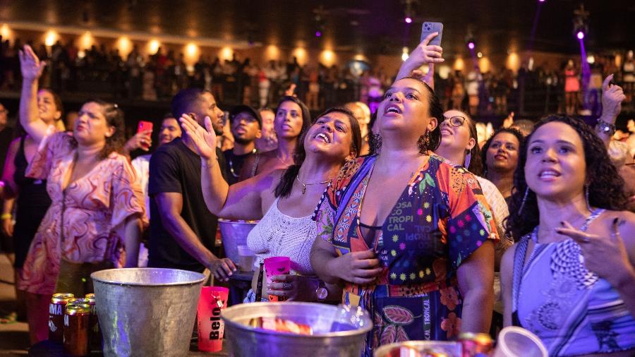 O retorno do cantor Belo à casa de shows que o consagrou foi marcado pela desorganização: o ar não funcionava e um pedaço do teto caiu - Zô Guimarães/UOL