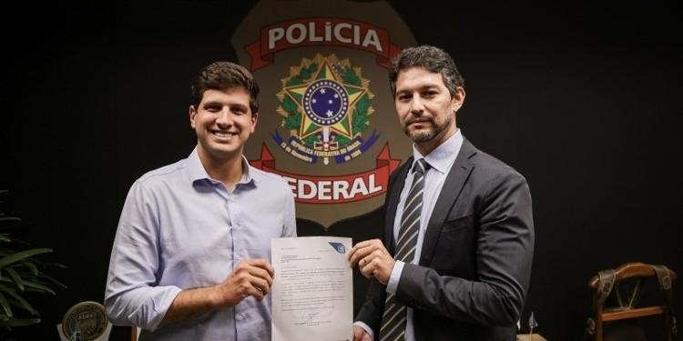 João Henrique Campos, prefeito do Recife, faz acordo com a Polícia Federal para armar a Guarda Municipal João Henrique Campos, prefeito do Recife, faz acordo com a Polícia Federal para armar a Guarda Municipal