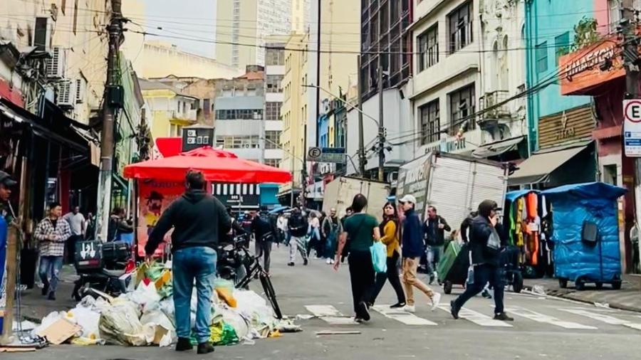 Lixo no entorno do Mercadão e do Mercado Kinjo Yamato, no centro de São Paulo