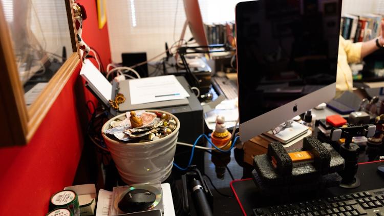 Detalhe da mesa do escritor Fernando Morais em seu escritório no bairro de Higienópolis, em São Paulo