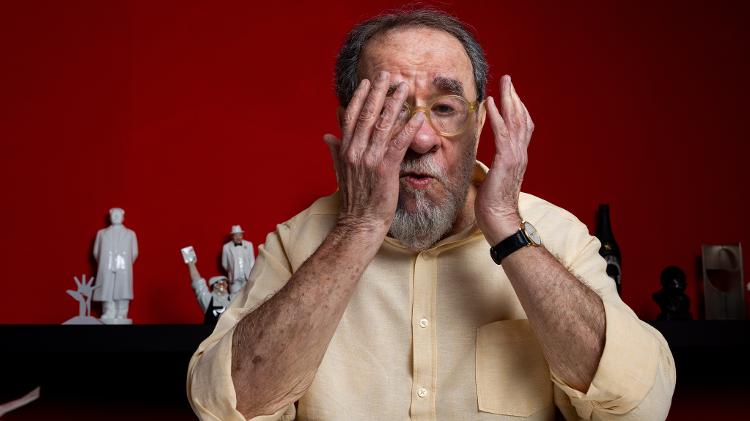 O escritor Fernando Morais gesticula durante entrevista em seu escritório em São Paulo, com estatueta do líder chinês Mao Tse-Tung ao fundo