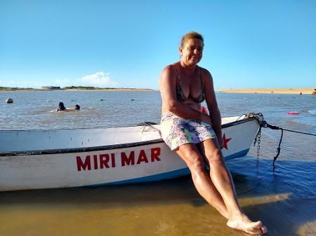 Moradora de Atafona (RJ), Miri Carla sente saudade do antigo pontal: sem forças, o rio buscou outro caminho para desaguar no oceano - Mariana Costa/UOL - Mariana Costa/UOL