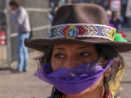 Mulher argentina protesta em Buenos Aires contra a violência policial, após a morte de George Floyd, nos EUA - Muhammed Emin Canik/Anadolu Agency via Getty Images
