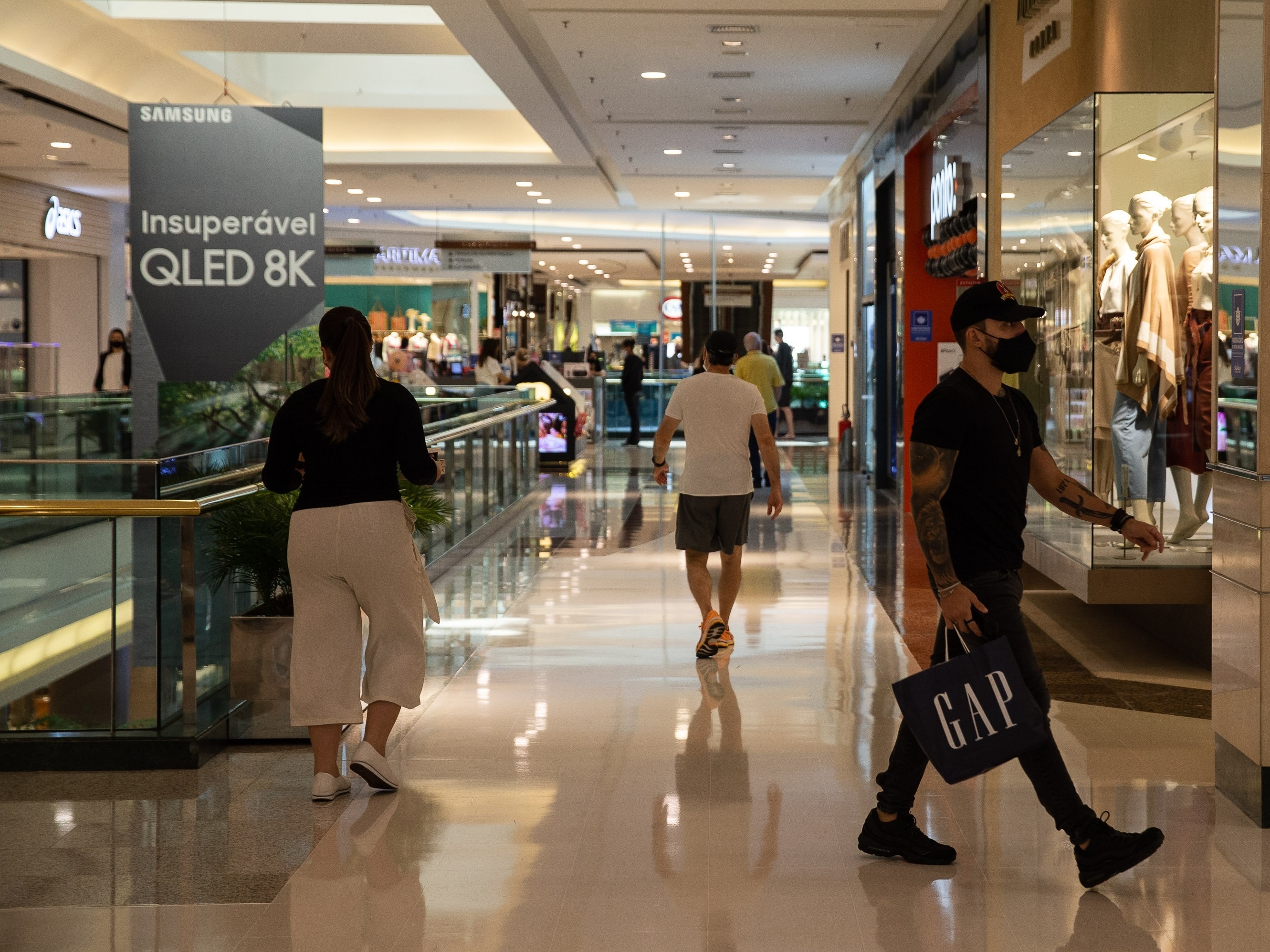 Shopping abre às 6h e recebe grande movimento em Salvador; veja