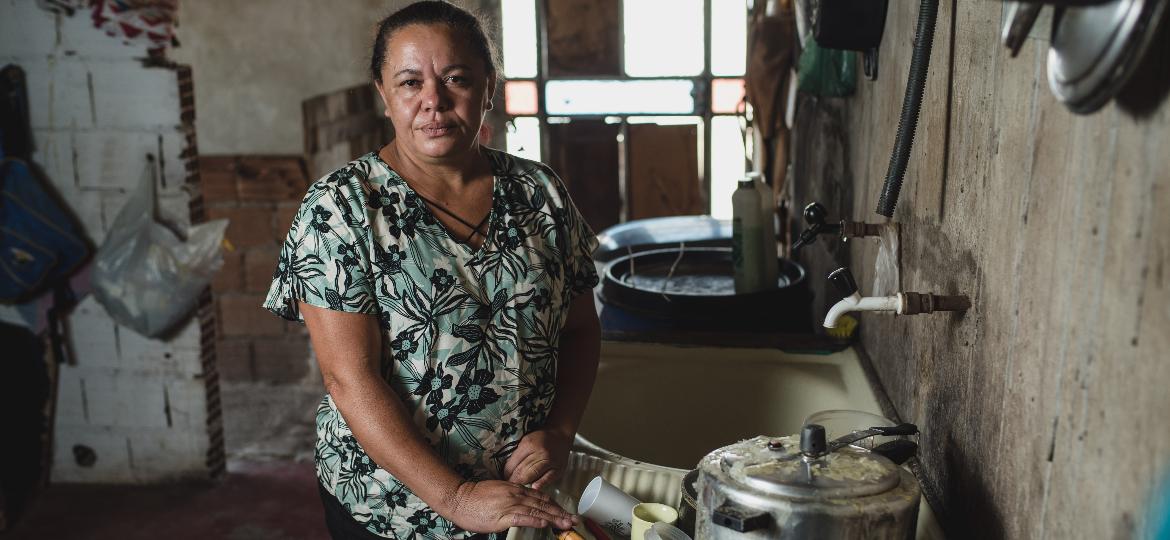 A bordadeira Maria José Pereira, 45, que vive em Sarzedo (MG) e lida há meses com a falta d"água - Alexandre Rezende/UOL