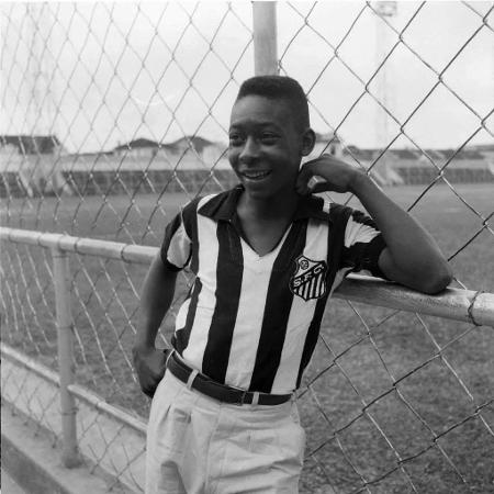 Pelé no dia de sua chegada à Vila Belmiro, em Santos, em 8 de agosto de 1956 - José Dias Herrera/ Divulgação/Centro de Memória e Estatística/SantosFC