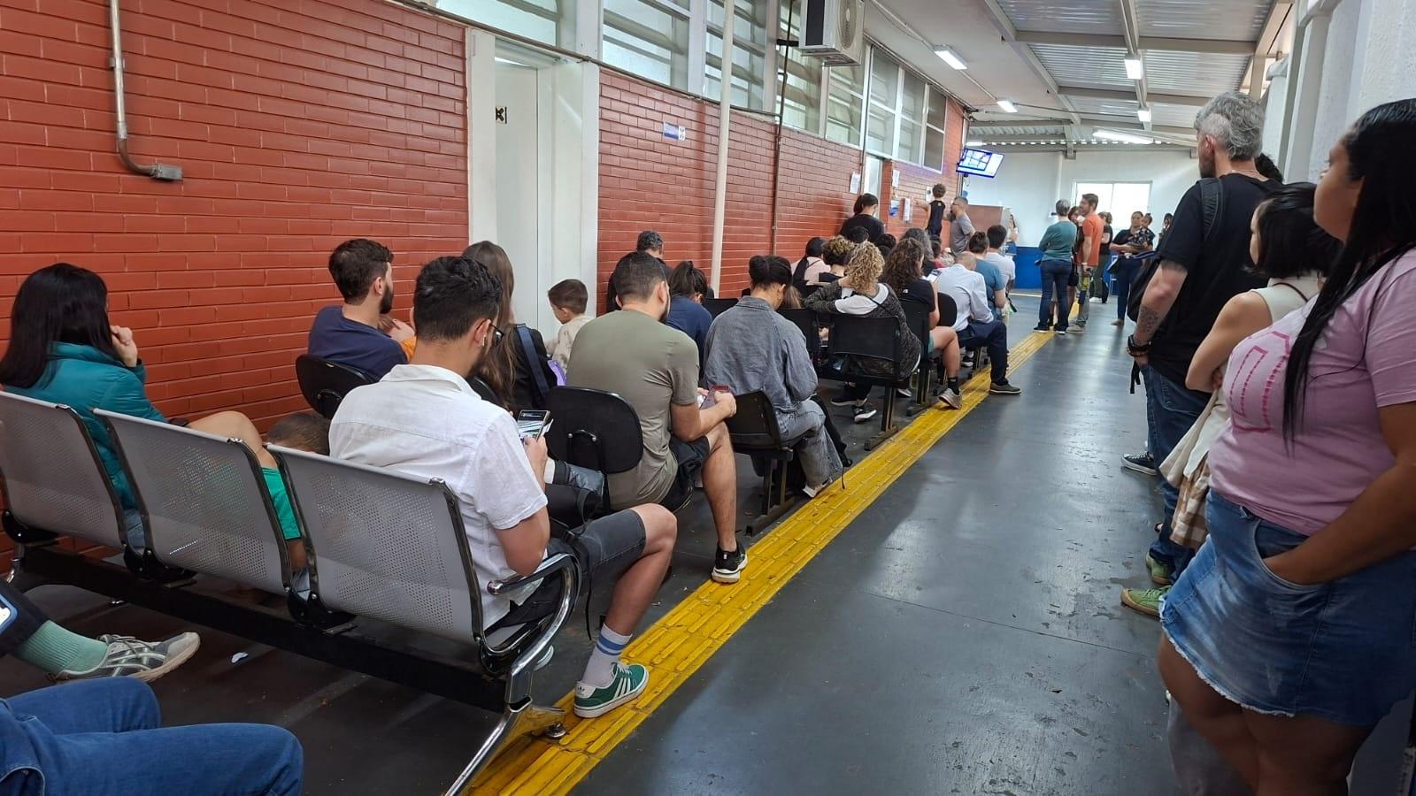 Fila da vacina de sarampo na UBS Santa Cecília - undefined