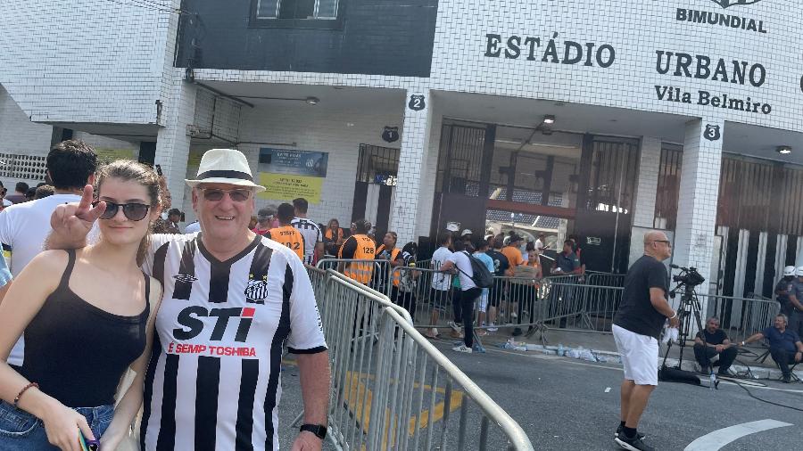 Rui Santos e filha, na frente do estádio da Vila Belmiro durante velório de Pelé - Luciana Bugni/UOL