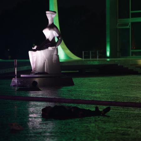 Corpo de Francisco Wanderley Luiz, morto na frente do prédio do STF, em Brasília, após a explosão de bombas que ele carregava