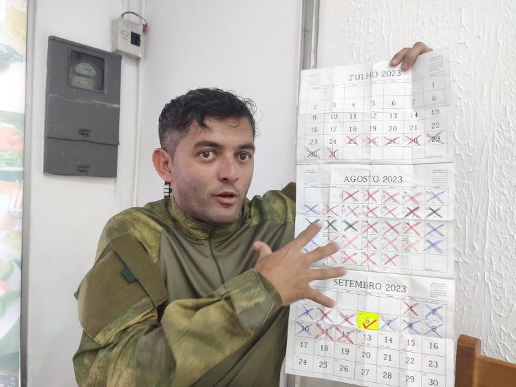 Leandro Augusto do Amaral mostrando o calendário em que conta os dias de ausência do prefeito