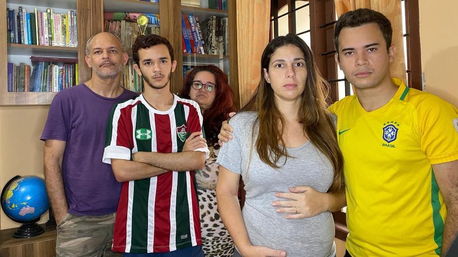 Wendell de Oliveira (dir) com a família, na casa onde vivem há mais de um mês - Arquivo pessoal