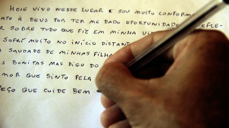 O detento Rodrigo Antônio Monteiro, 42, escrevendo cartas para outros presos na penitenciária de Serrotão, em Campina Grande (PB) - Marcus Antonius/UOL - Marcus Antonius/UOL