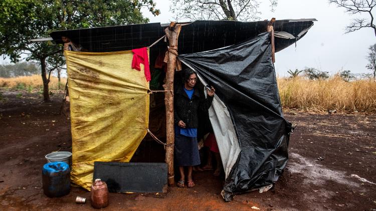 Vanilda da Silva, indígena Kaiowá, mãe de Raíssa, no barraco de lona que abriga parte da sua família, na Reserva de Dourados (MS) - José Medeiros/UOL - José Medeiros/UOL
