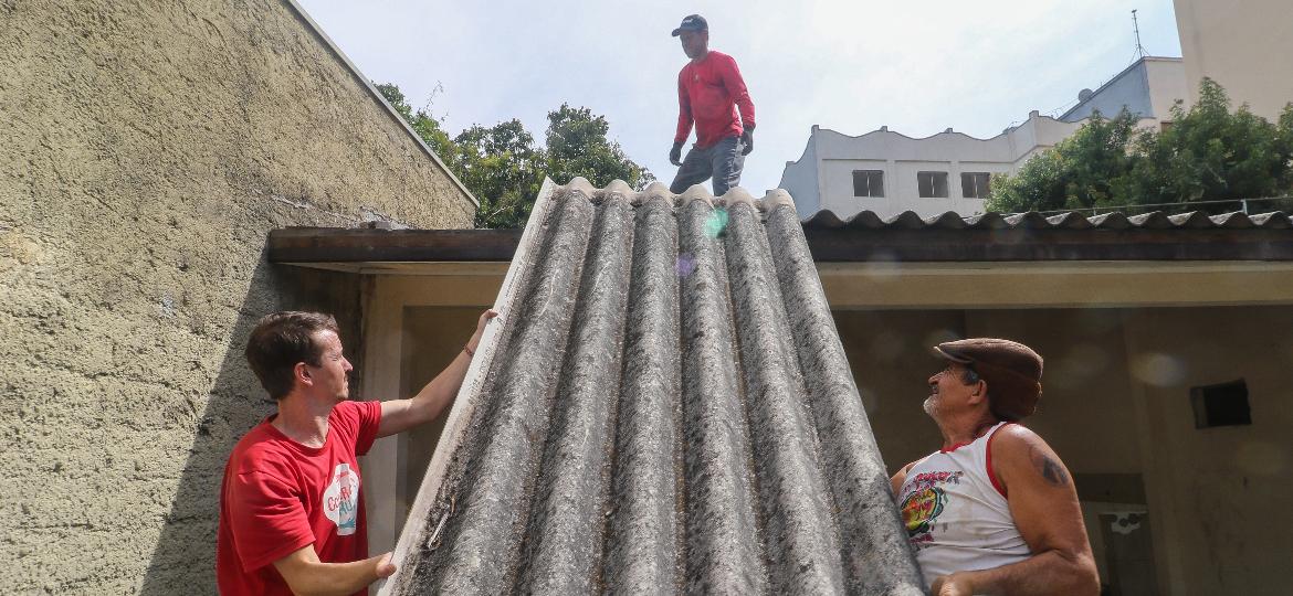 Moradores da ocupação Nova Tiradentes aproveitam peças de duas casas antigas que são demolidas em Curitiba - Theo Marques/UOL