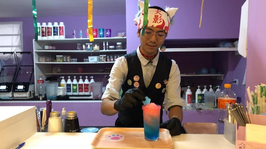 O japonês Jony Onuki, 24, é sócio e barista do Chest of Wonders, na Liberdade, onde as bebidas são coloridas e garçonetes atuam ao gosto do freguês - Claudia Castelo Branco/UOL