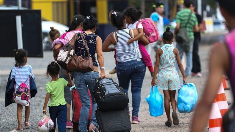 Imigrantes e refugiados venezuelanos cruzam a fronteira em Pacaraima (RR)