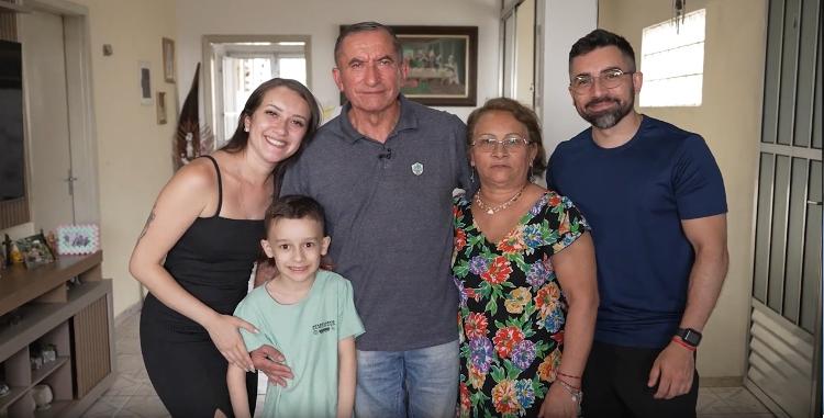 Gerardo Rodrigues da Silva posa para foto com a família