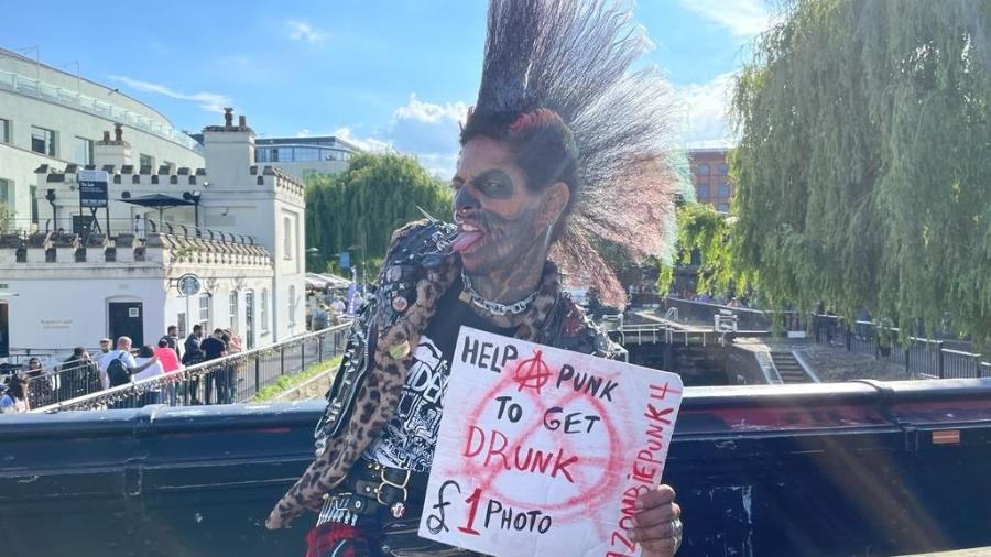 O brasileiro Anderson Garcia Rodrigues, conhecido como Zombiepunk, de Camden Town, em Londres - Patrícia Dantas/UOL