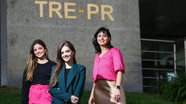Ana Luiza Thomazini, Marianna Croce e Beatriz Artigas, da equipe responsável pelas redes sociais do TRE-PR - Theo Marques/UOL - Theo Marques/UOL