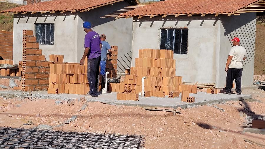 Construção das minicasas de 15 m² em Campinas (SP) - Ranieri Costa/UOL