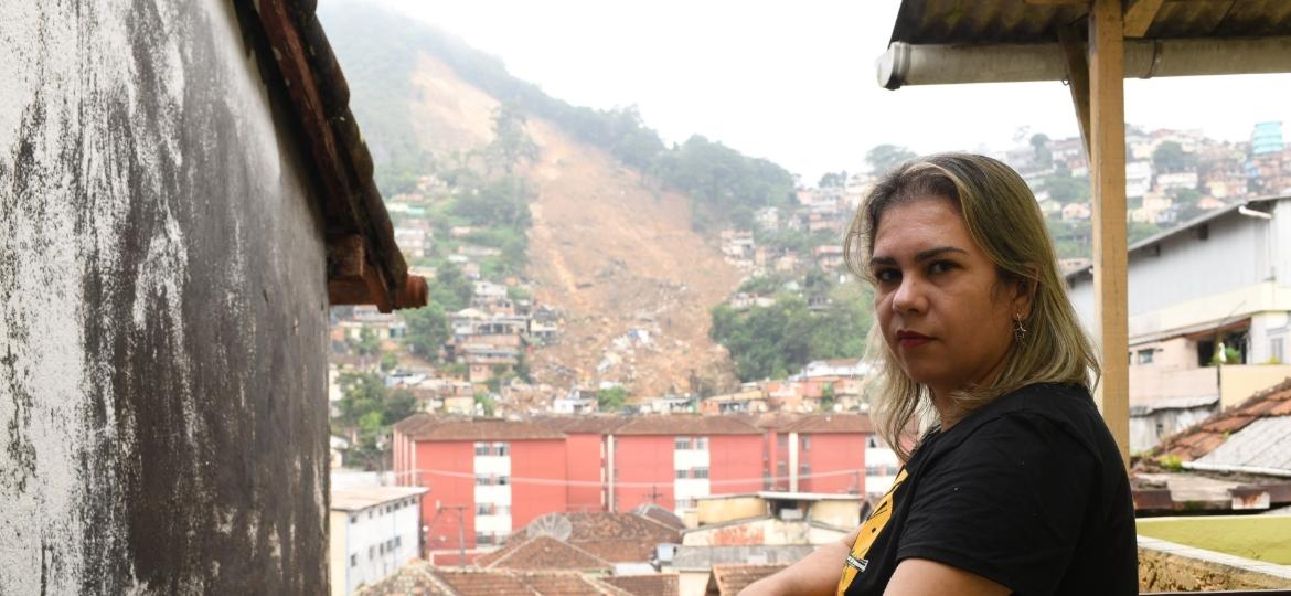 Flavia Rocha, jornalista que mora na frente do Morro da Oficina, em Petrópolis (RJ) - Lucas Landau/UOL