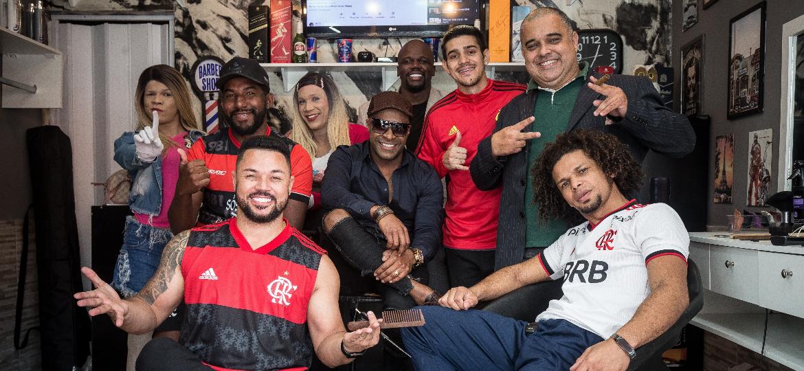 O barbeiro Vinicius Mello (à frente, com camiseta do Flamengo) e seus clientes, sósias de artistas, jogadores de futebol e personagens de filmes, no Rio de Janeiro - Lucas Seixas/UOL